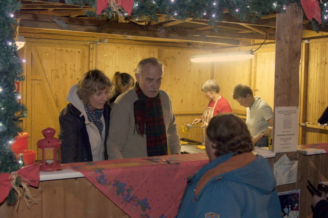 Reibekuchenverkauf auf dem Weihnachtsmarkt Reibekuchenverkauf